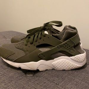 ARMY GREEN NIKE HUARACHES